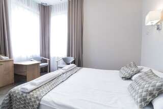 Отель Hotel Jan Sander Александрув-Лудзки Двухместный номер с 1 кроватью или 2 отдельными кроватями-1